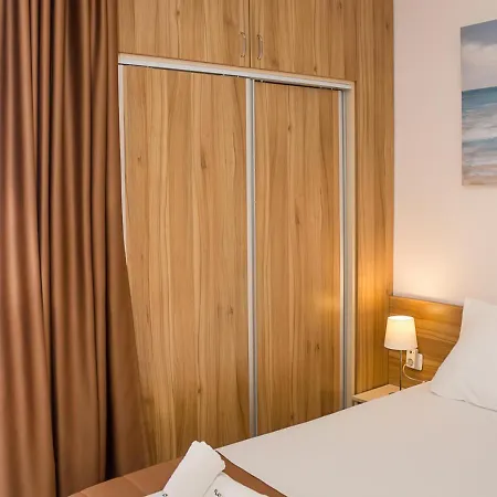 Bright In Location In By Flat Mаnager Apartman *